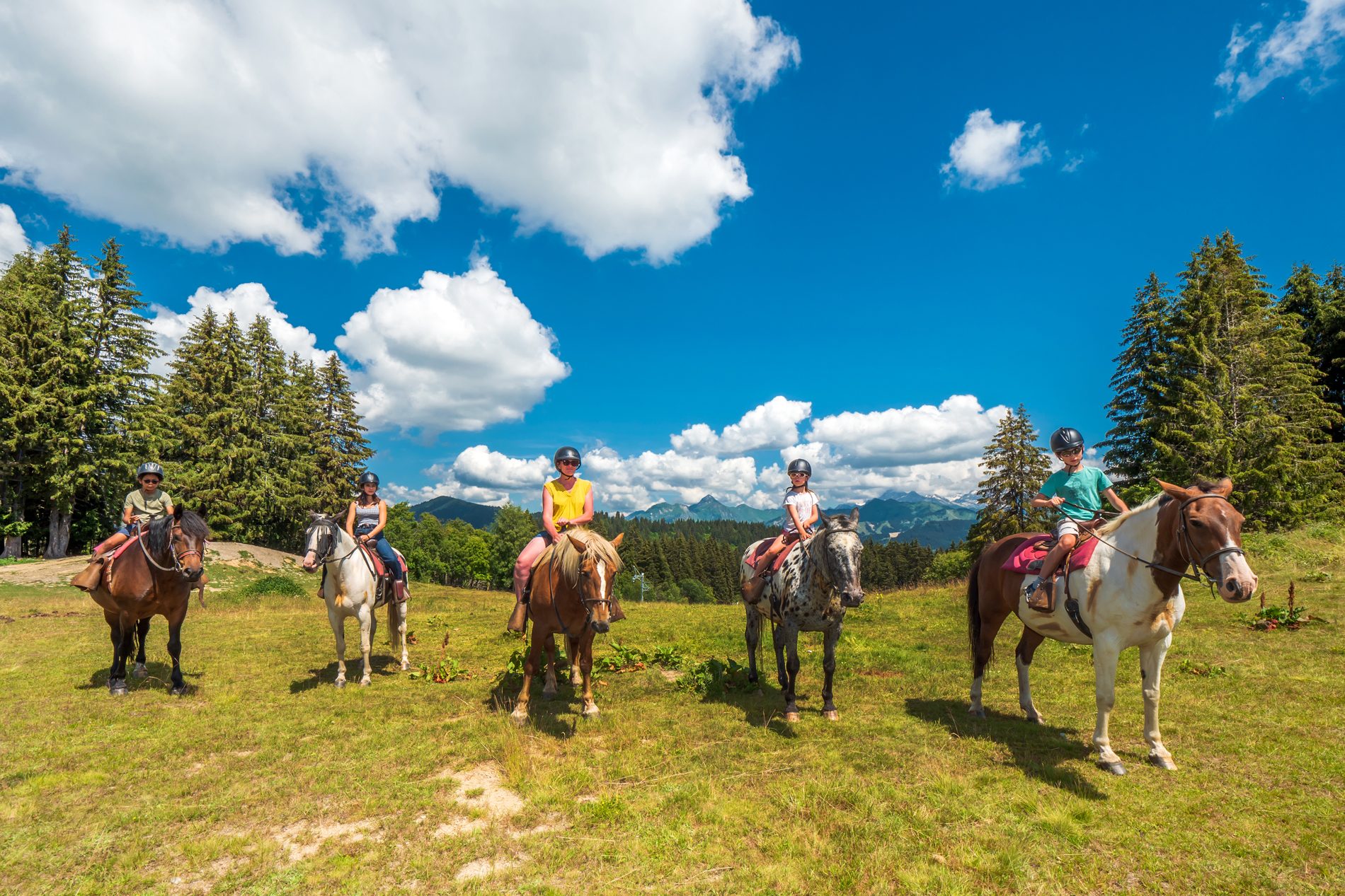 © Stone path trail Taninges - Praz de Lys on horseback - gilles_piel