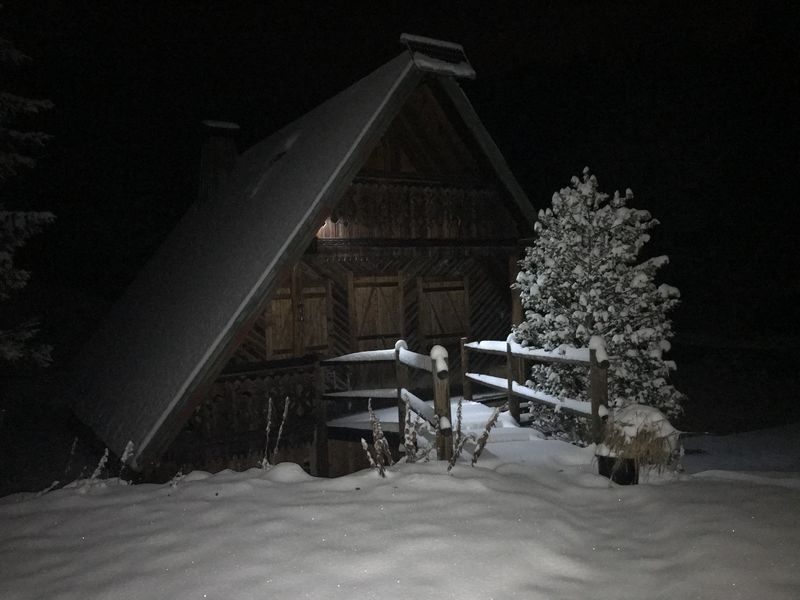 © Snowshoe hike with typical alpine meal - Gauthier Carole