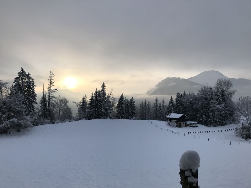 © Snowshoe hike with typical alpine meal - Gauthier Carole