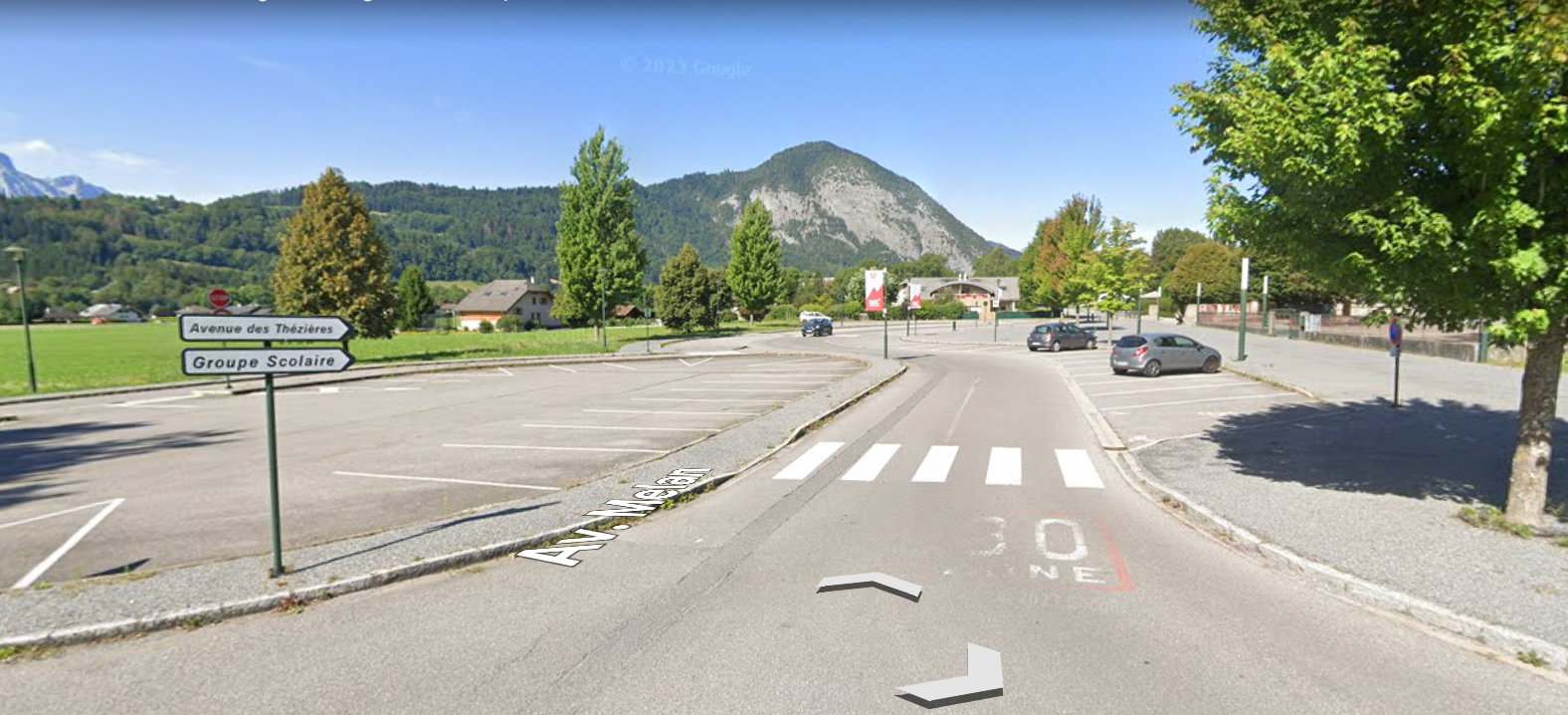 © Chartreuse de Mélan parking lot / School group - google earth