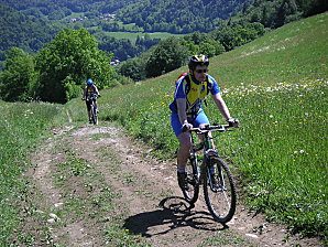 © Montée en vélo à Sommand par le village de Messy - Praz de Lys Sommand Tourisme