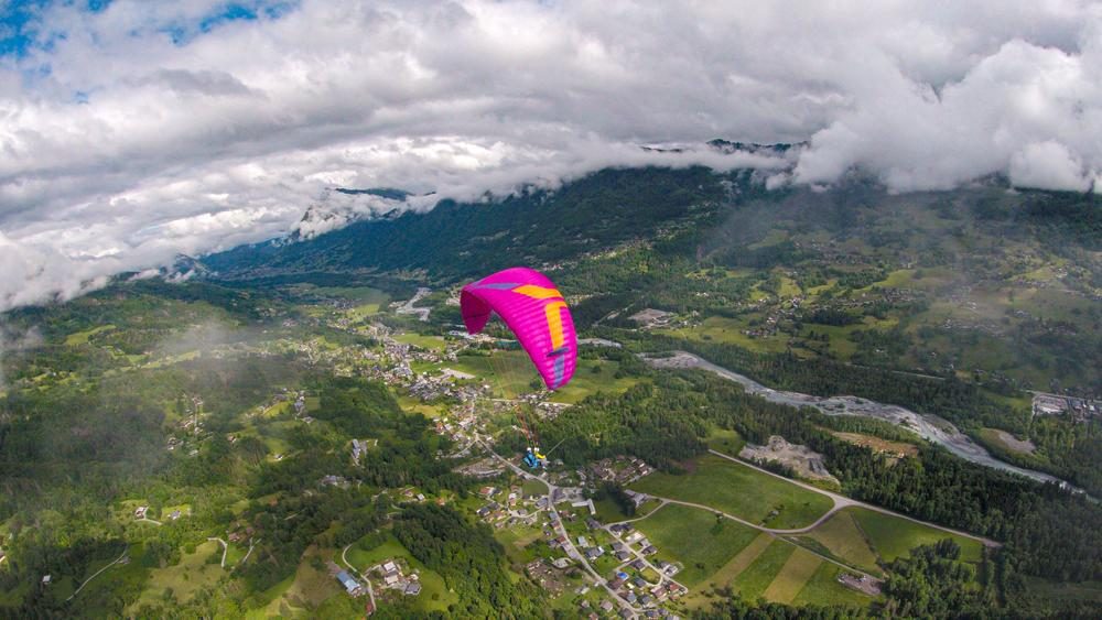 © Paragliding first flight - Discovery flight - Les Hirondailes