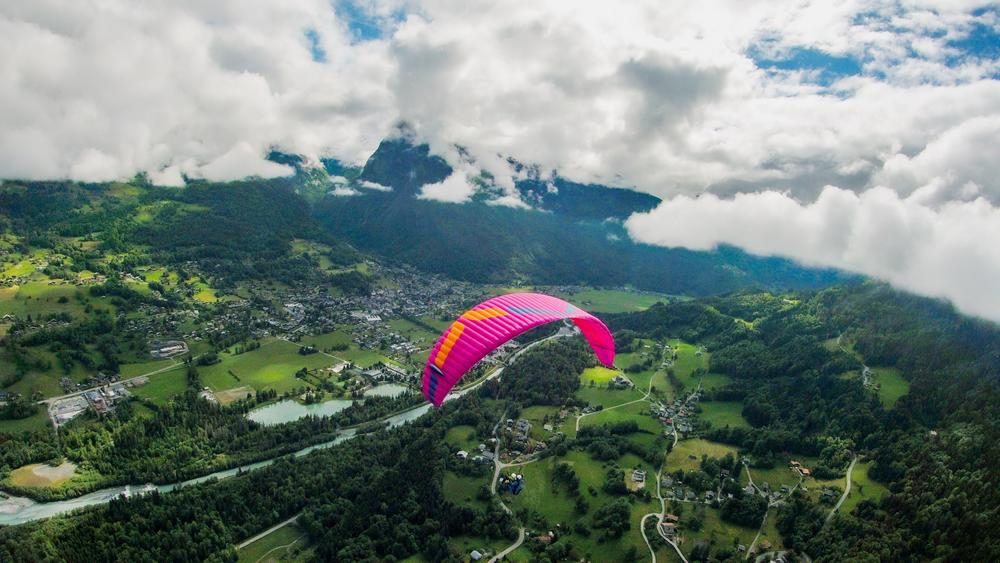 © Paragliding first flight - Discovery flight - Les Hirondailes