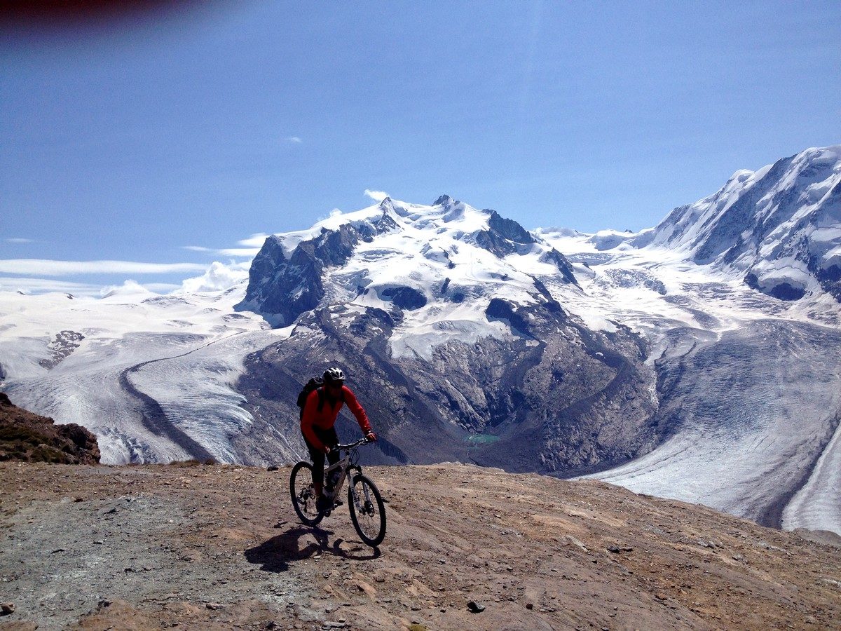 © Mountain bike at the foot of the glaciers - André Genin